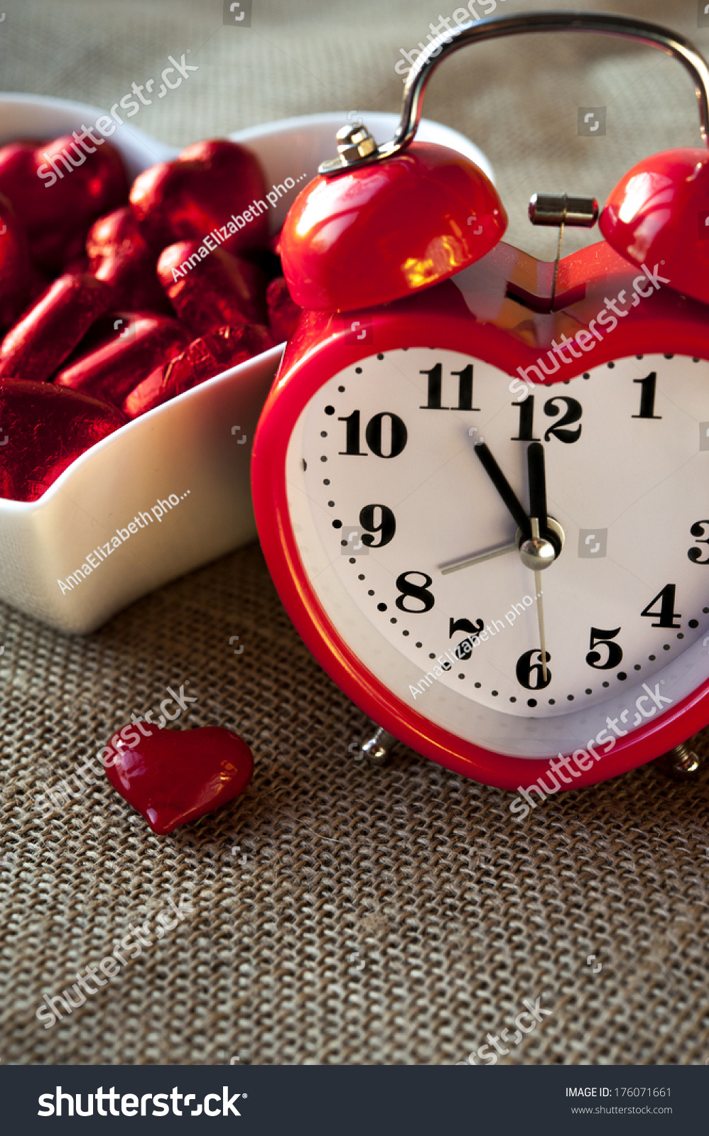 甜巧克力的红色心形时钟。结束。爱的时间。-