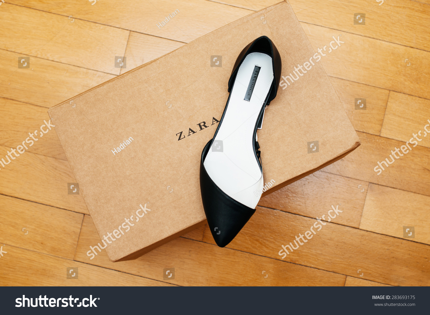 法国巴黎,2015年4月13日:ZARA鞋放在纸箱在