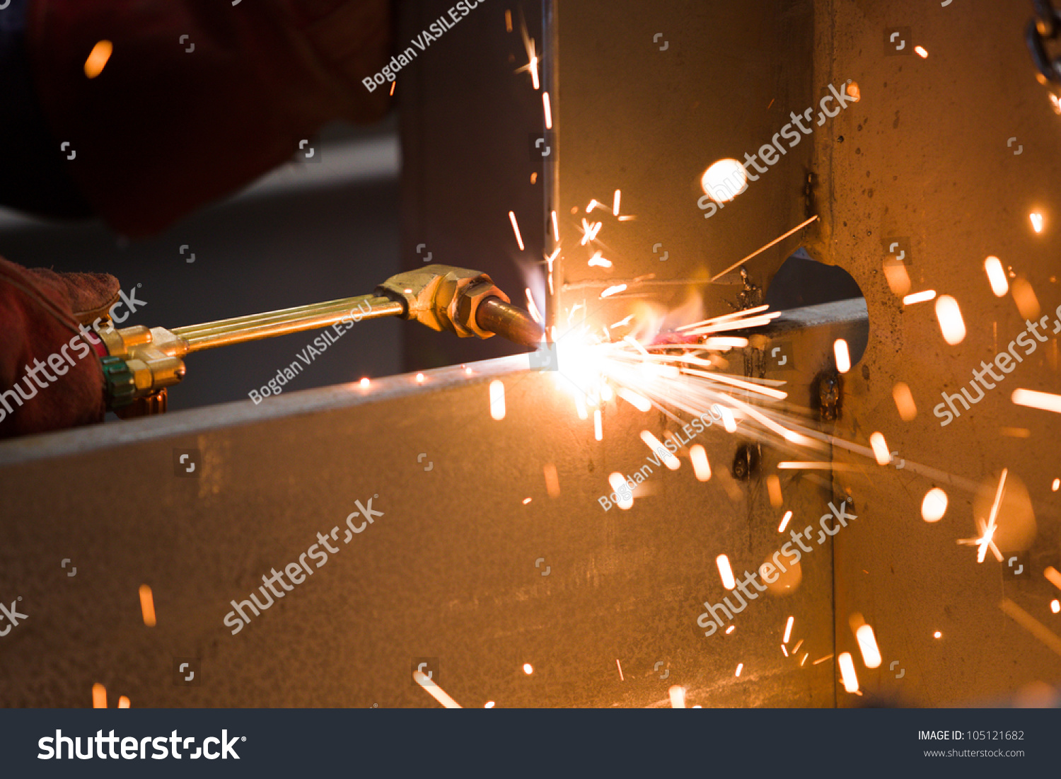 乙炔火焰切割金属-工业,交通运输-海洛创意(hellorf)-shutterstock