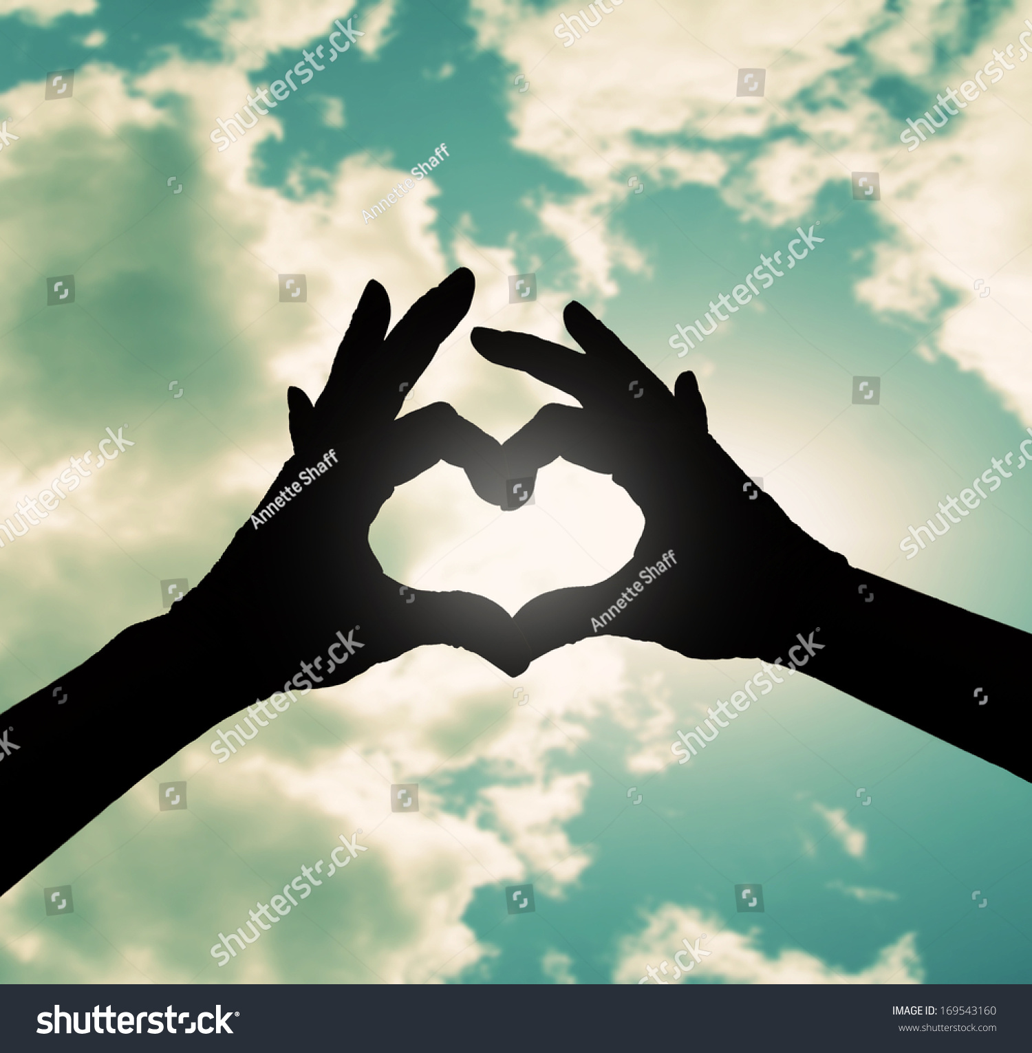 两只手做一个心的形状在空中交叉处理-人物,公园/户