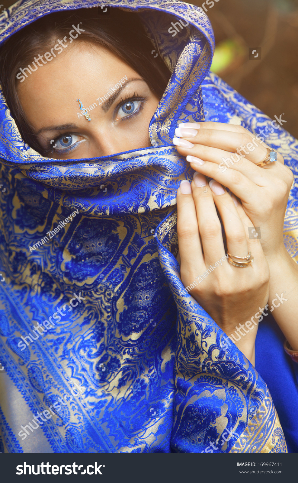 漂亮的女人在蓝色的纱丽.印度.