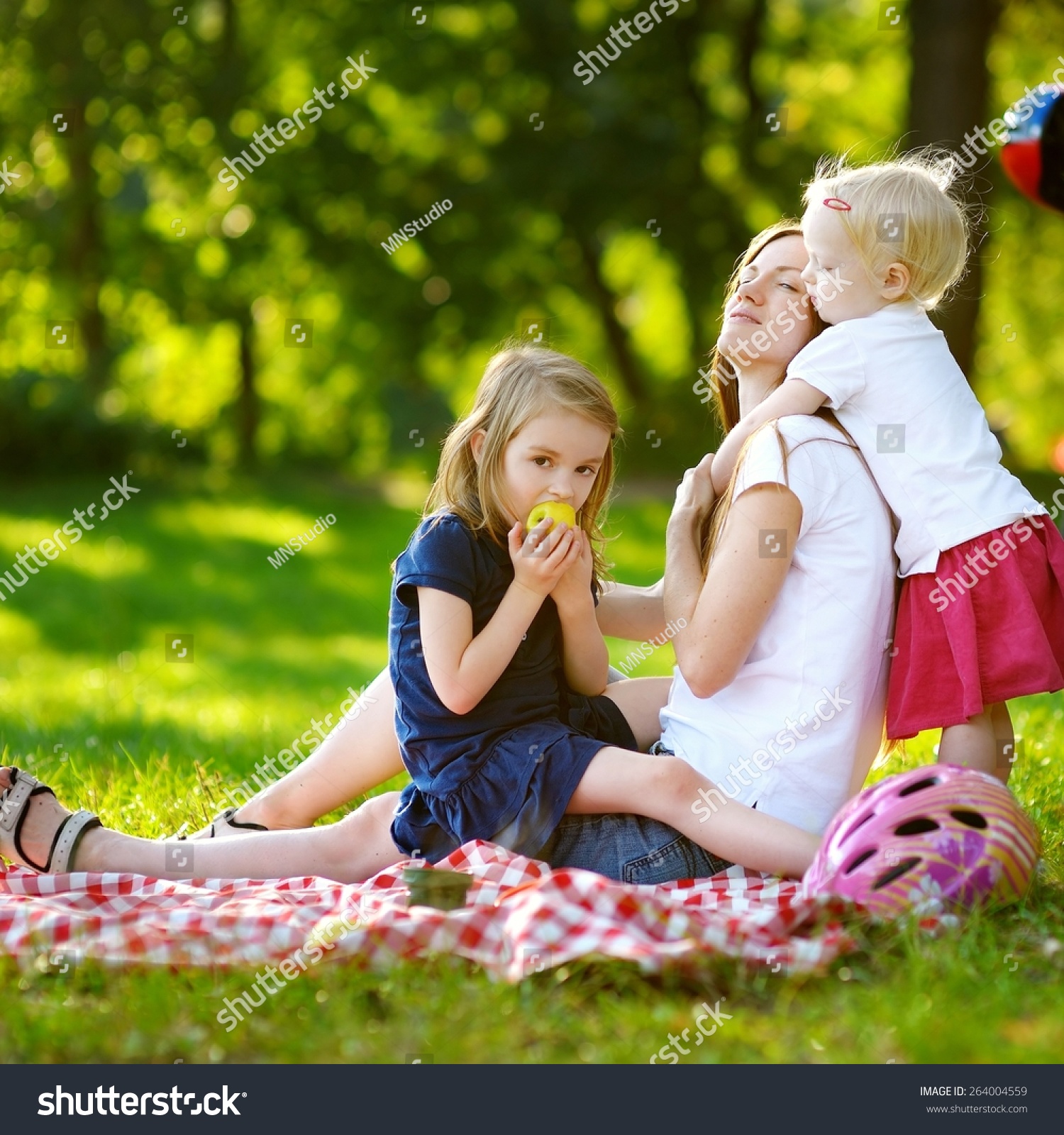 年轻的母亲和她的女儿在公园野餐在美丽的夏天-人物,公园/户外-海洛