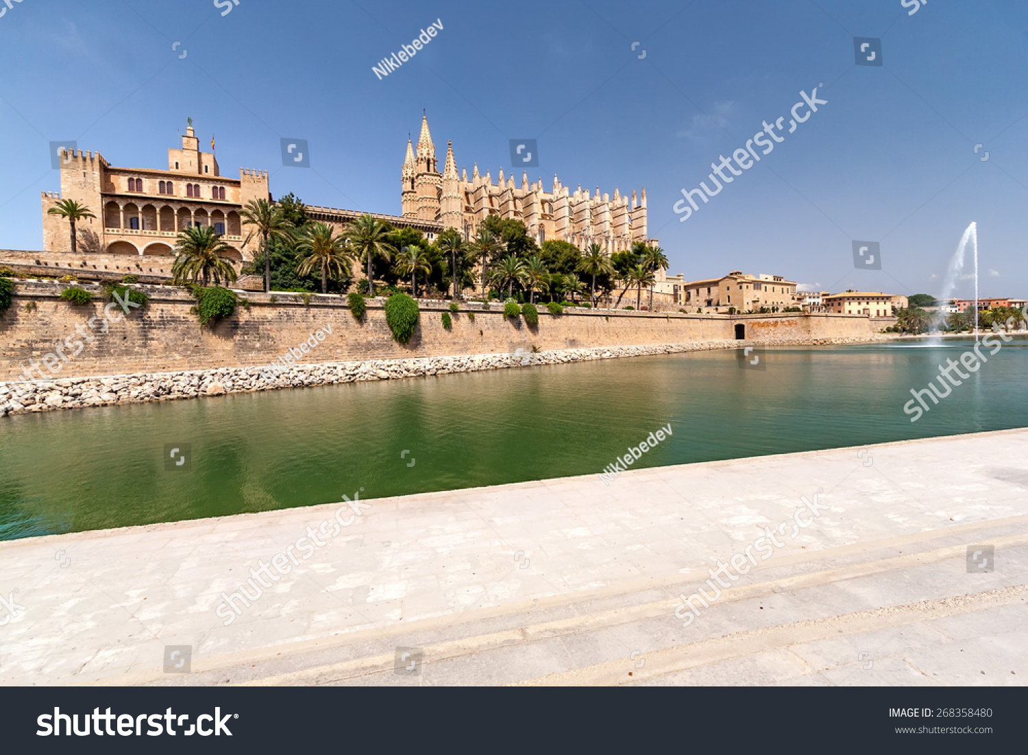 全景的大教堂和马洛卡帕尔马的喷泉在夏天阳光明媚的一天.