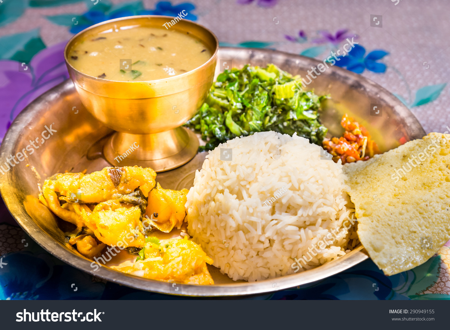 木豆bhat,传统的尼泊尔餐盘饭,扁豆汤,蔬菜,poppadum和香料.