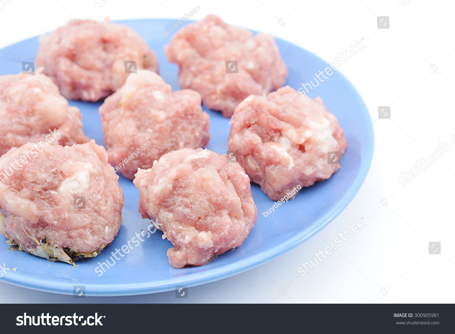 免治猪肉球在盘子里,猪肉煮汤或其他菜单