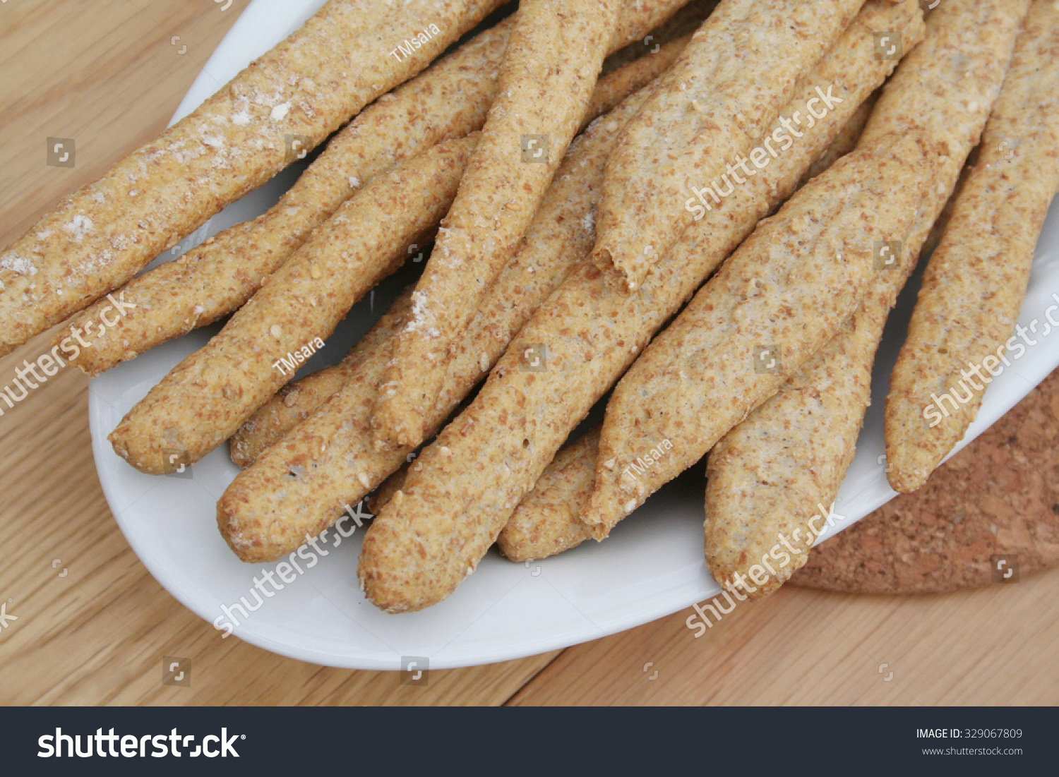 wheat bread sticks on wooden table-食品及饮料-海洛创意(hellorf)