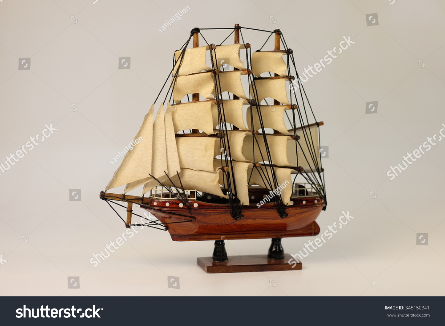 三桅帆船模型在白色背景